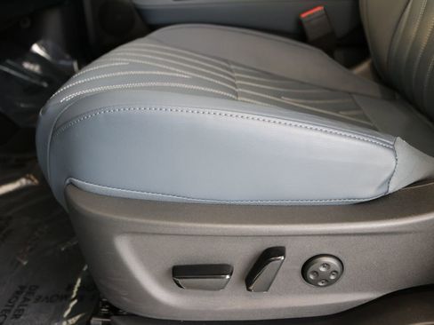 Used 2024 Nissan Ariya AWD image 16