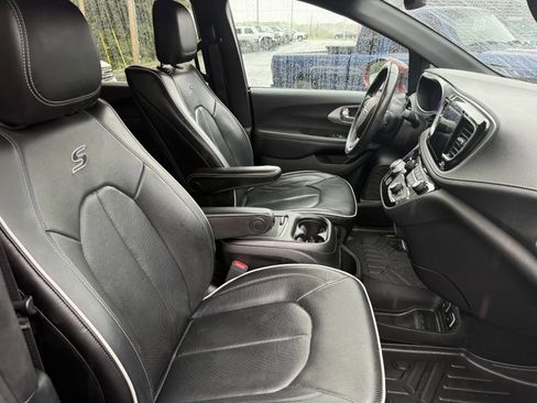 Used 2020 Chrysler Pacifica Limited FWD image 13