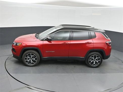 Used 2025 Jeep Compass Limited image 34