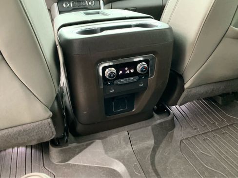 Used 2023 GMC Yukon SLT w/ SLT Luxury Package image 26