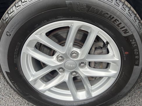 Used 2024 Jeep Grand Cherokee L Laredo AWD/4WD image 7