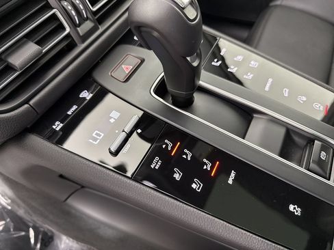 Certified 2025 Porsche Macan AWD/4WD image 31