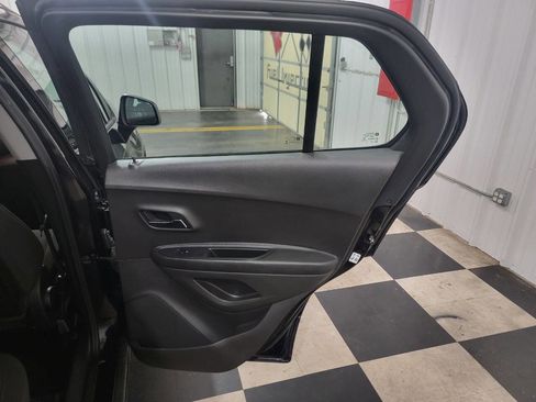 Used 2018 Chevrolet Trax LS AWD/4WD image 17