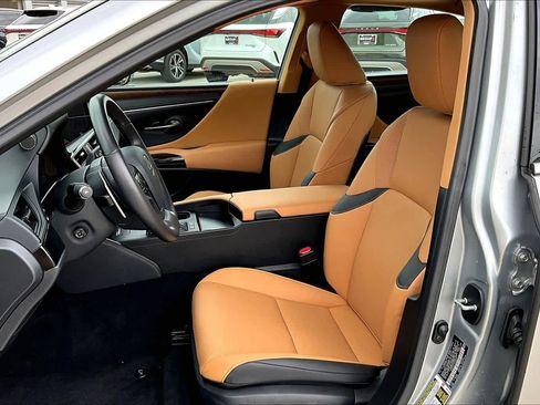 Used 2025 Lexus ES 300h w/ Premium Package image 8