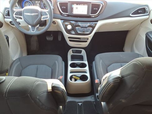 Used 2023 Chrysler Voyager LX image 18