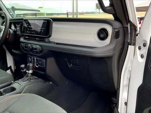 Used 2025 Jeep Wrangler Sahara image 18