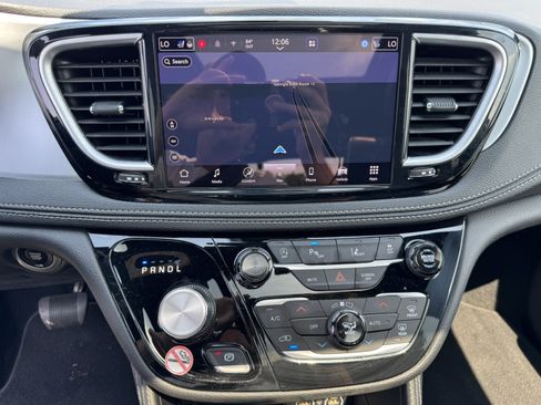 Used 2025 Chrysler Pacifica Limited FWD image 29
