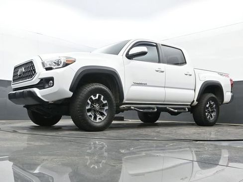 Used 2018 Toyota Tacoma TRD Off-Road image 12