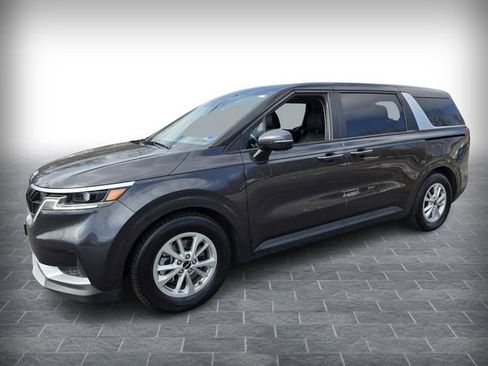 Used 2024 Kia Carnival LX image 3