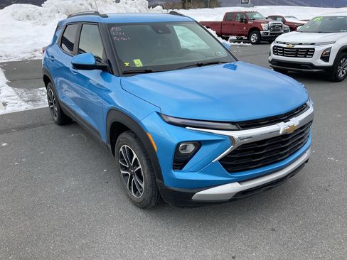 Used 2025 Chevrolet TrailBlazer LT w/ LT Cold Weather Package image 1