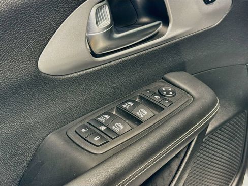 Used 2025 Chrysler Pacifica Limited FWD image 18