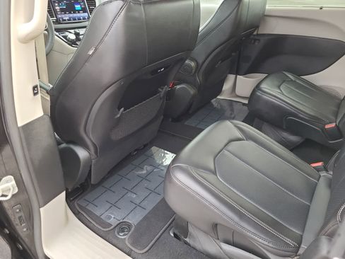 Certified 2024 Chrysler Pacifica Touring-L image 20