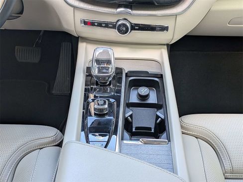 Certified 2023 Volvo XC60 B5 Ultimate w/ Climate Package image 18
