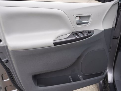 Used 2020 Toyota Sienna LE w/ Carpet Mat Package FWD image 19