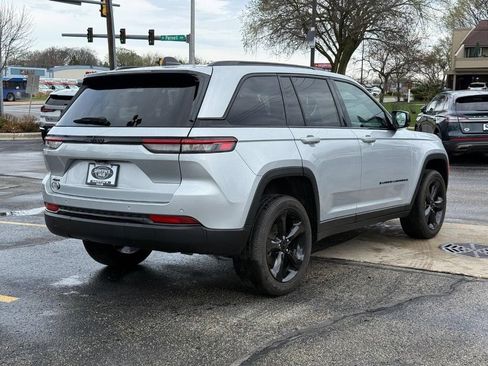 Used 2024 Jeep Grand Cherokee Altitude AWD/4WD image 4