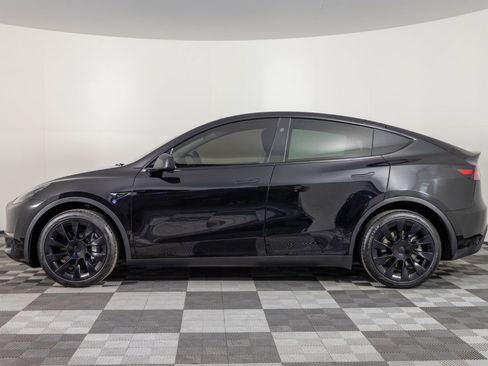 Used 2024 Tesla Model Y Long Range AWD/4WD image 3