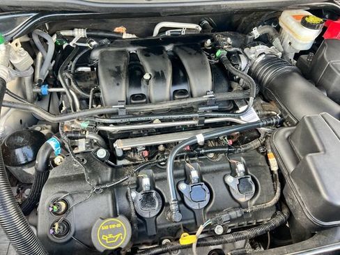 Used 2018 Ford Explorer XLT w/ Equipment Group 202A AWD/4WD image 31