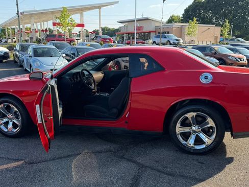 Used 2014 Dodge Challenger SXT w/ Sport Appearance Package RWD image 11