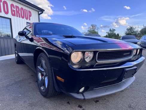 Used 2014 Dodge Challenger SXT image 4