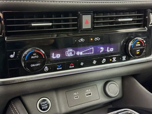 Certified 2022 Nissan Rogue Platinum w/ Head-Up Display Package image 17