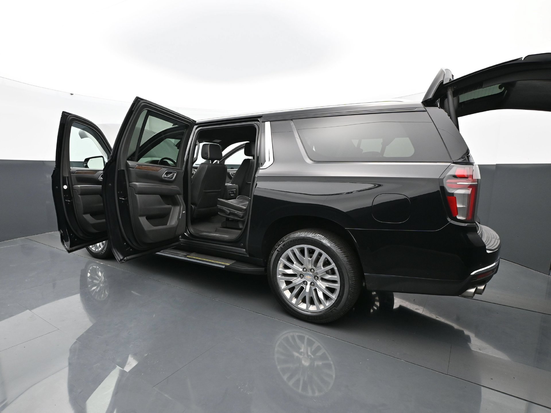 Used 2023 Chevrolet Suburban Premier AWD/4WD image 39