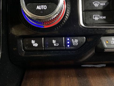 Used 2023 GMC Yukon XL Denali Ultimate image 8