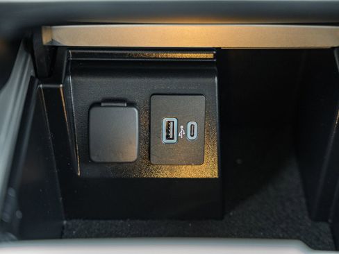 Used 2022 Ford Explorer XLT image 31