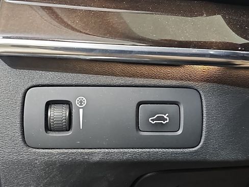 Used 2016 Volvo XC90 T6 Momentum w/ Momentum Plus Package AWD/4WD image 28