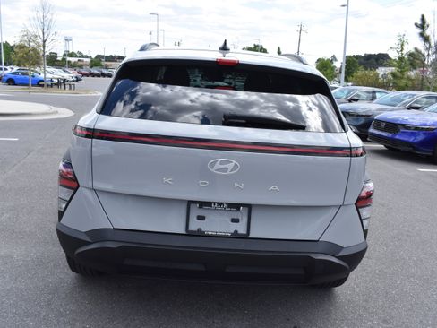 Used 2025 Hyundai Kona SEL FWD image 8