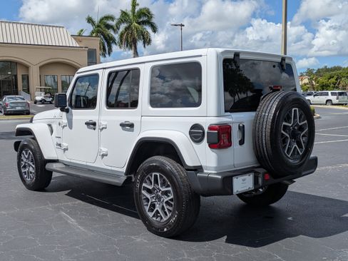 Used 2024 Jeep Wrangler Unlimited Sahara w/ Technology Group AWD/4WD image 4