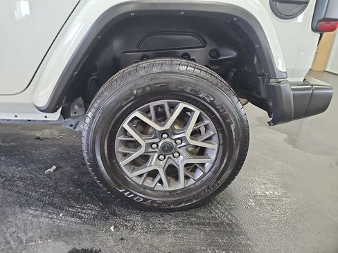 Used 2025 Jeep Wrangler Unlimited Sahara AWD/4WD image 32