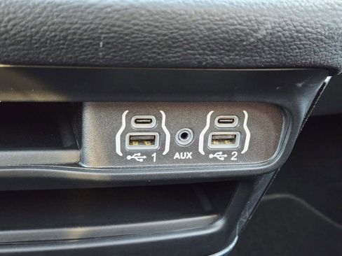 Used 2024 Chrysler Pacifica Limited image 34