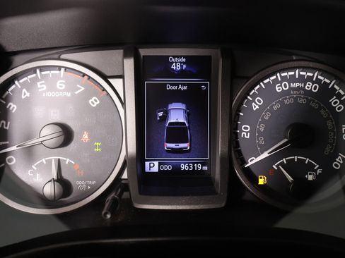 Used 2017 Toyota Tacoma TRD Sport w/ Tow Package image 4