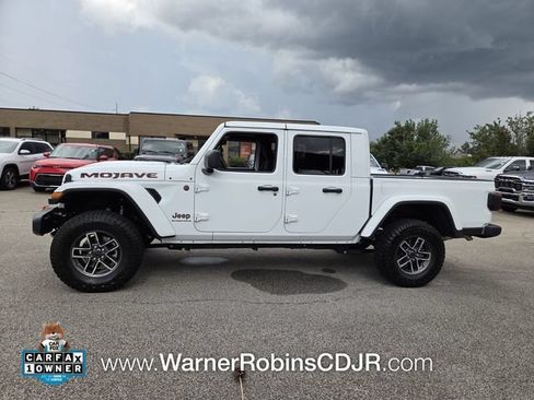 Used 2025 Jeep Gladiator Mojave w/ Convenience Group AWD/4WD image 4
