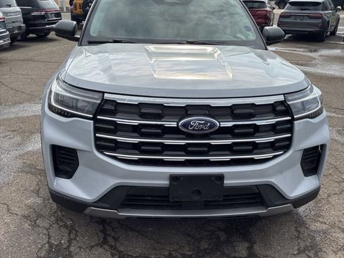 Used 2025 Ford Explorer Active image 2