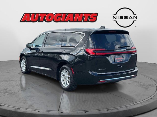 Used 2023 Chrysler Pacifica Touring-L FWD image 6