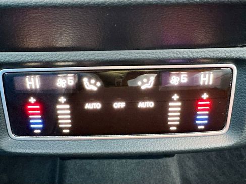 Used 2019 Audi e-tron Prestige w/ Prestige Package image 33