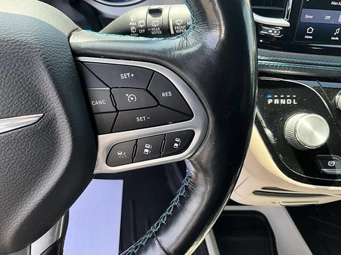 Used 2021 Chrysler Pacifica Touring-L FWD image 29