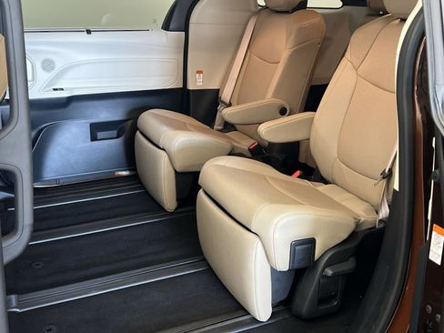 Used 2021 Toyota Sienna Limited FWD image 24