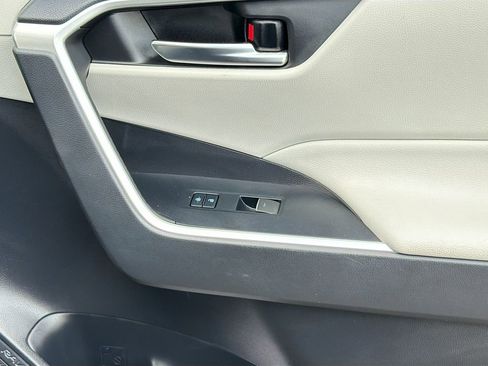 Used 2022 Toyota RAV4 XLE w/ Carpet Mat Package (TMS) FWD image 28