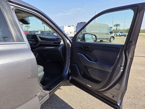 Used 2023 Toyota Highlander LE FWD image 17
