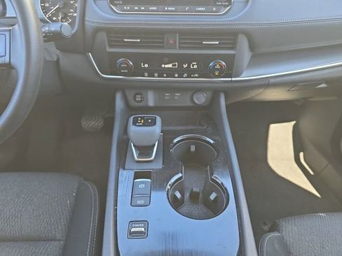 Used 2024 Nissan Rogue SV image 3