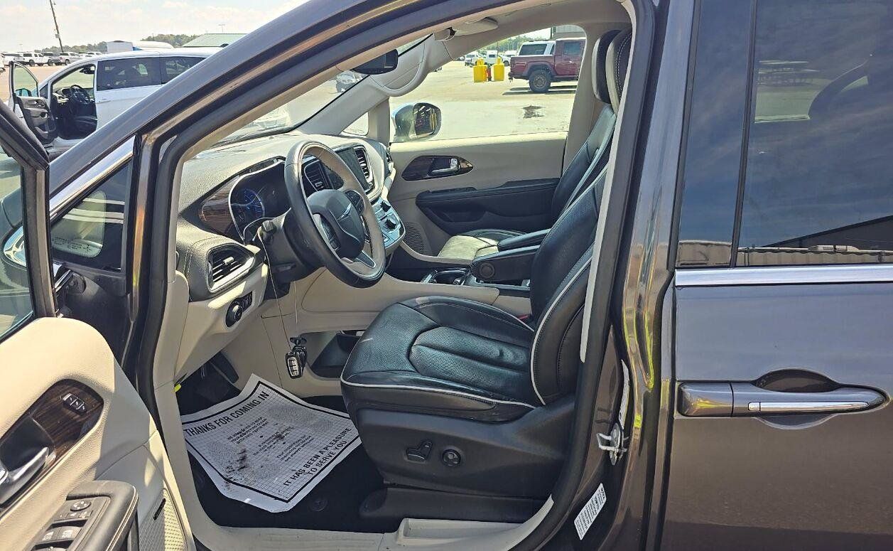 Used 2021 Chrysler Pacifica Limited w/ Uconnect Theater Family Group FWD image 3