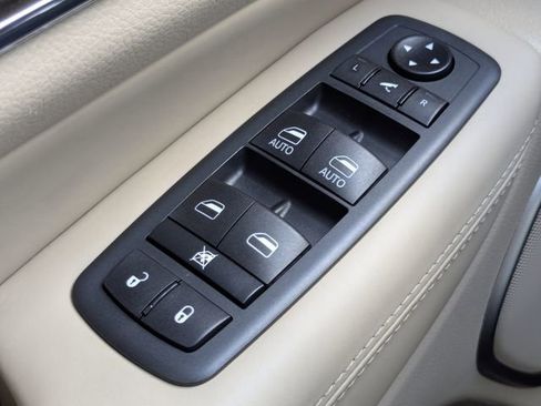 Used 2020 Jeep Grand Cherokee Overland AWD/4WD image 34