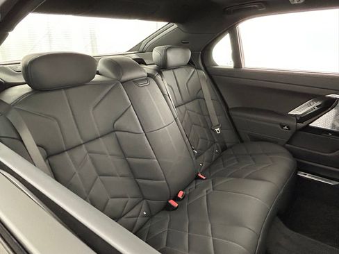 Used 2025 BMW 760i xDrive w/ Executive Package image 40