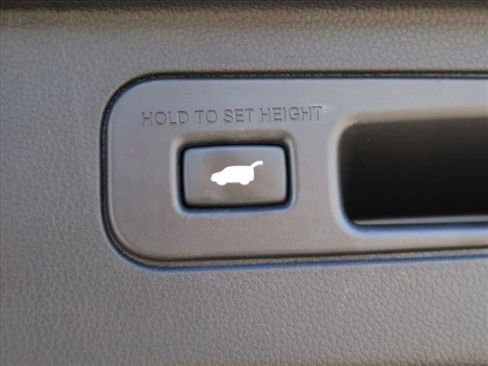 Used 2025 Honda Pilot Touring image 7