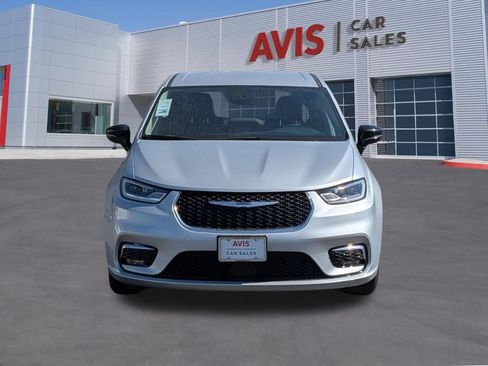 Used 2024 Chrysler Pacifica Touring-L FWD image 2