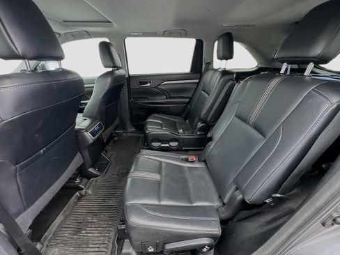 Used 2018 Toyota Highlander SE FWD image 16