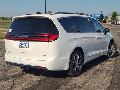 New 2026 Chrysler Pacifica Pinnacle w/ Trailer Tow Group AWD/4WD image 4