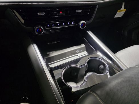 Used 2025 Chevrolet Suburban Premier image 30